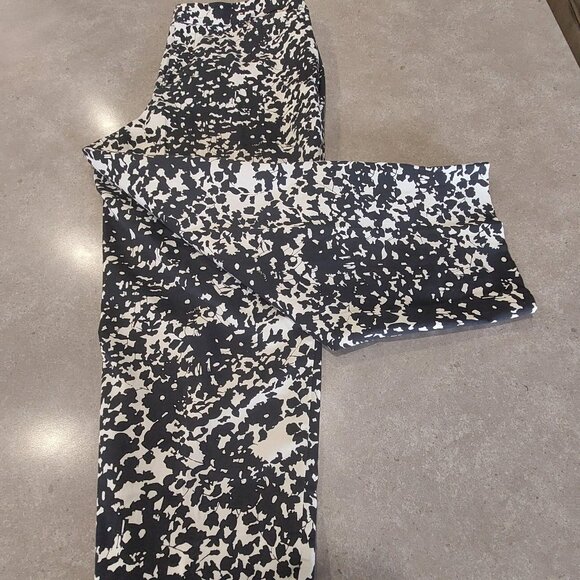 COLDWATER CREEK Women's Black and White Floral Capri Pants w/Pockets - Sz 12 - Picture 5 of 13